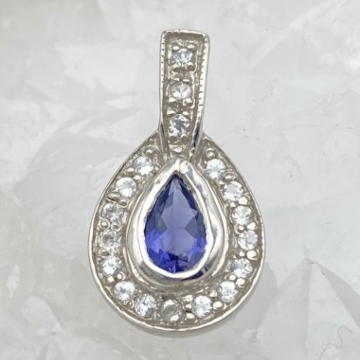 Iolite | Collection Retro' | Pendentif en Argent serti d'une pierre gemme de forme de 'poire', entouré d'Oxyde, 18 x 10 mm !