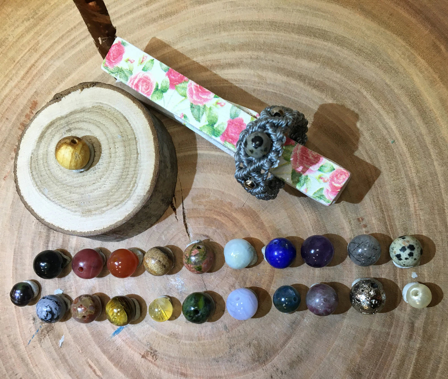 Chaîne avec chaînette de rallonge de 41,5 centimètres, en bronze galvanisé, ornée d'un pendentif attrape rêve et de 6 perles de 6 milimètres en pierres ! Disponible en Améthyste, labradorite, oeil de tigre !