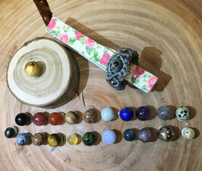 Chaîne avec chaînette de rallonge de 41,5 centimètres, en bronze galvanisé, ornée d'un pendentif attrape rêve et de 6 perles de 6 milimètres en pierres ! Disponible en Améthyste, labradorite, oeil de tigre !
