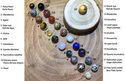 Chaîne avec chaînette de rallonge de 41,5 centimètres, en bronze galvanisé, ornée d'un pendentif attrape rêve et de 6 perles de 6 milimètres en pierres ! Disponible en Améthyste, labradorite, oeil de tigre !