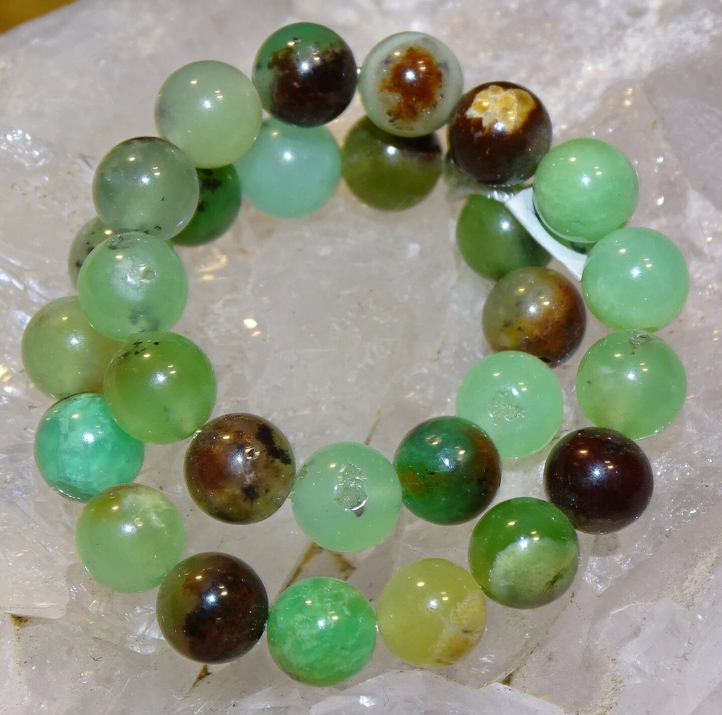 Chrysoprase, perles rondes de 6 et 8 mm, vendu en : fil de perle 38/39 cm, en bracelet de 17 à 21cm, en collier de 45 ou sautoir de 60cm. Qualité AA à AAA, superbes perles !