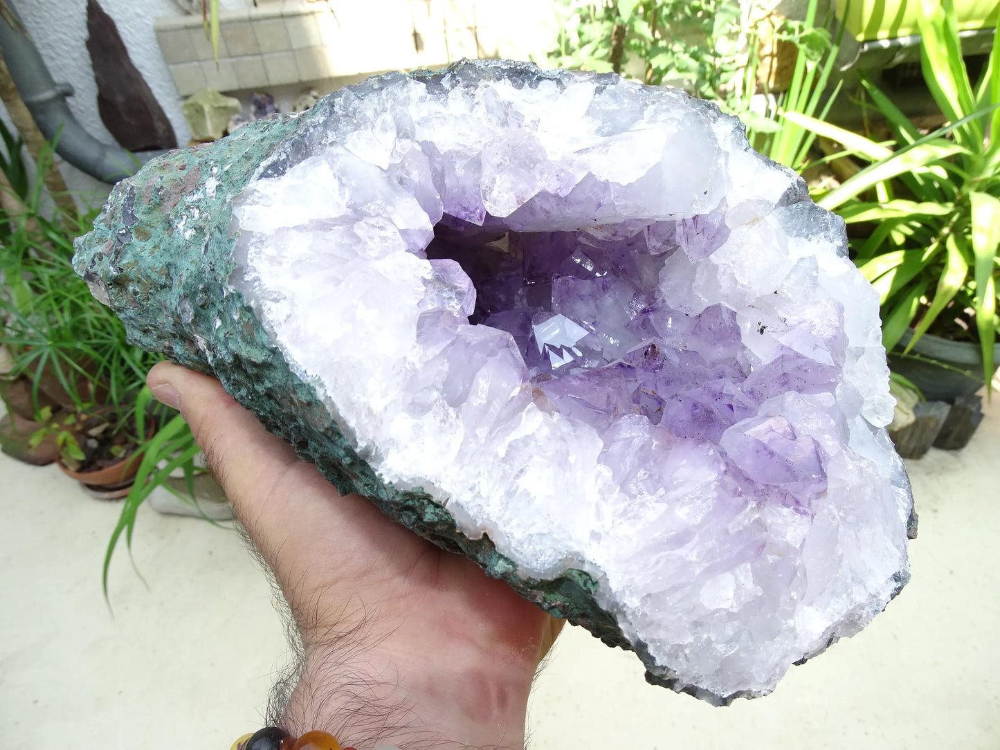 Géode d'améthyste en 'Corne', 5.12 kilogrammes, 30x16 centimètres. Superbe qualité AA, en provenance du Brésil. Incroyables effets positifs pour vos collections, expositions...parfait !