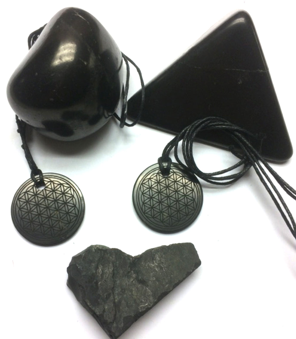 Shungite, pendentif 'Fleur de vie', de 30mm de hauteur x 30 de largeur x 4 d'épaisseur. Vendu avec cordon réglable de couleur noire offert !