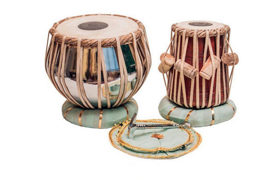 Tabla Indien traditionnel, comprend 1 sac de transport (étui souple), marteau et coussins. Dimensions & poids : Dayan : Ø 19cm (surface de jeu Ø15,5cm), 28cm de hauteur, 4,8kg/ Bayan : Ø30cm (surface de jeu Ø24cm). Magnifique qualité !