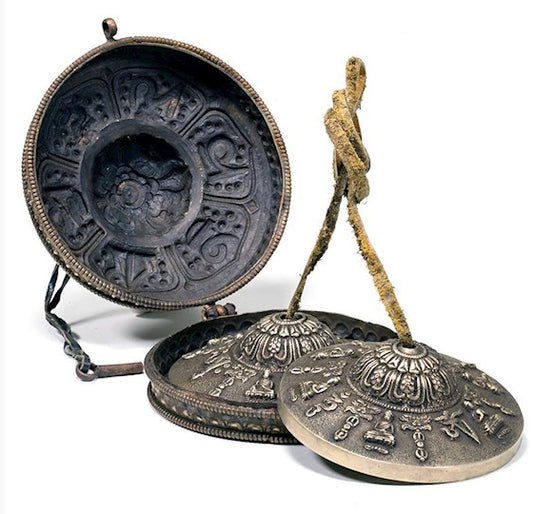Cymbale Tibétaine (Tingsha/ Ding-Sha’s), fait en bronze, avec gravures sacrées, 11 cm de diamètre - 820 grammes. Vendu avec étui métalique. Utilisées comme offrandes musicales dans les pratiques et la méditation !