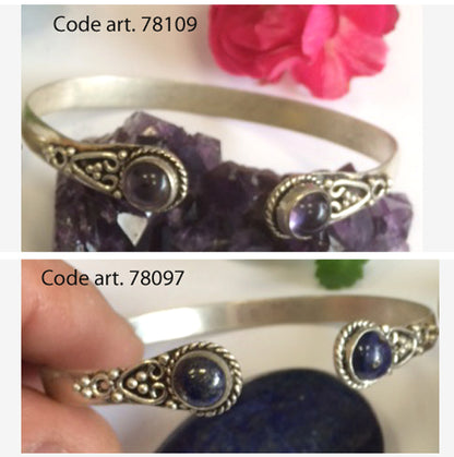 Bracelet de type 'Manchette' de 1 centimètre de largeur, fait en laiton argenté avec cabochon d'amethyste ou lapis lazuli.