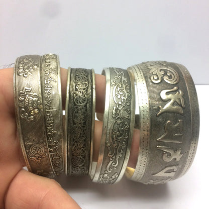 Bracelet de type 'Manchette', fait en laiton argenté, avec gravure de Mantra (prière Bouddhiste) ou gravure de fantaisie, superbe !