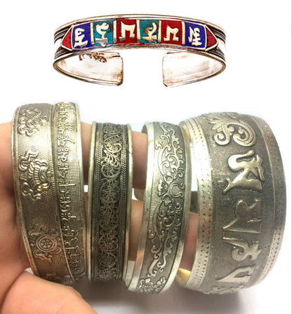 Bracelet de type 'Manchette', fait en laiton argenté, avec gravure de Mantra (prière Bouddhiste) ou gravure de fantaisie, superbe !