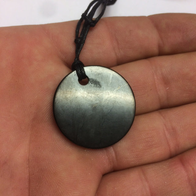 Shungite, pendentif 'Fleur de vie', de 30mm de hauteur x 30 de largeur x 4 d'épaisseur. Vendu avec cordon réglable de couleur noire offert !