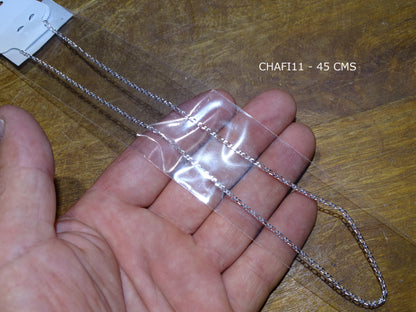 Sélection de chaînettes de 43 à 65 centimètres en Argent 0.925. 10 modèles au choix ! Parfait pour vos pendentifs prféférés !