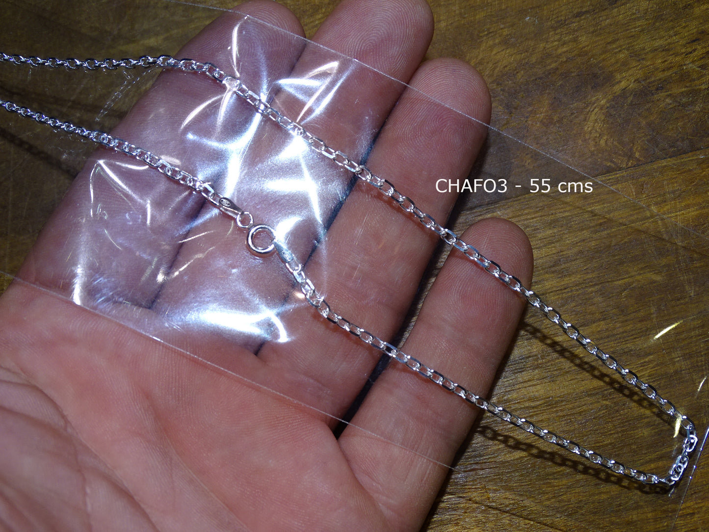 Sélection de chaînettes de 43 à 65 centimètres en Argent 0.925. 10 modèles au choix ! Parfait pour vos pendentifs prféférés !
