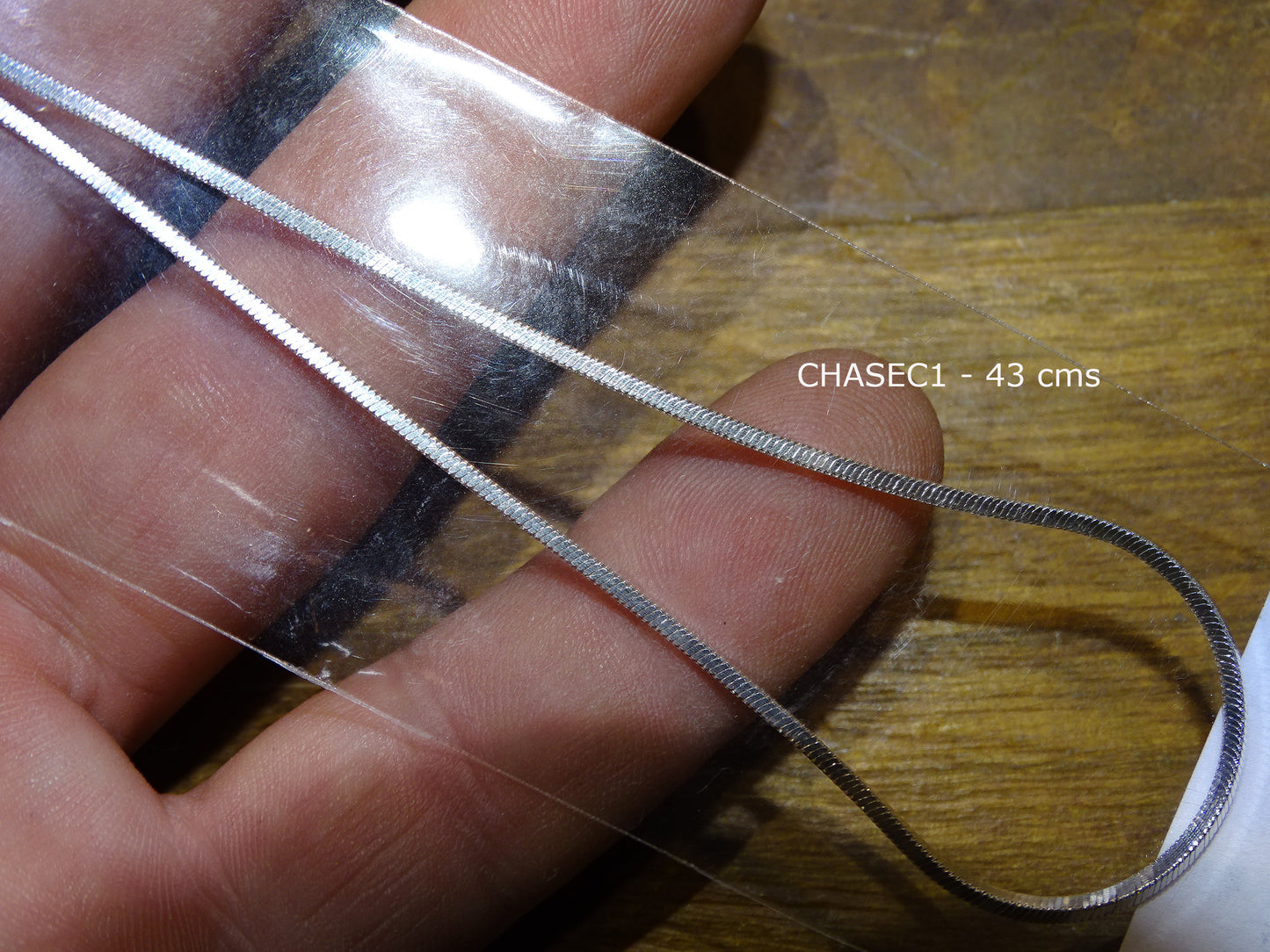 Sélection de chaînettes de 43 à 65 centimètres en Argent 0.925. 10 modèles au choix ! Parfait pour vos pendentifs prféférés !