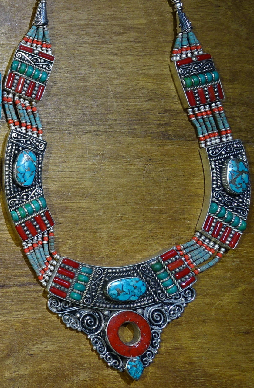 Superbe collier/ parure en perle et cabochon de turquoise et de corail. 45 centimètres de longueur. Fait sur Argent au Népal (Katmandou) ! Véritable œuvre d'art, un joyau !