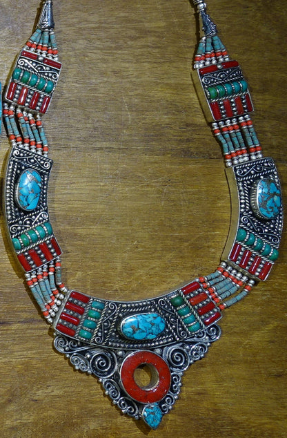 Superbe collier/ parure en perle et cabochon de turquoise et de corail. 45 centimètres de longueur. Fait sur Argent au Népal (Katmandou) ! Véritable œuvre d'art, un joyau !