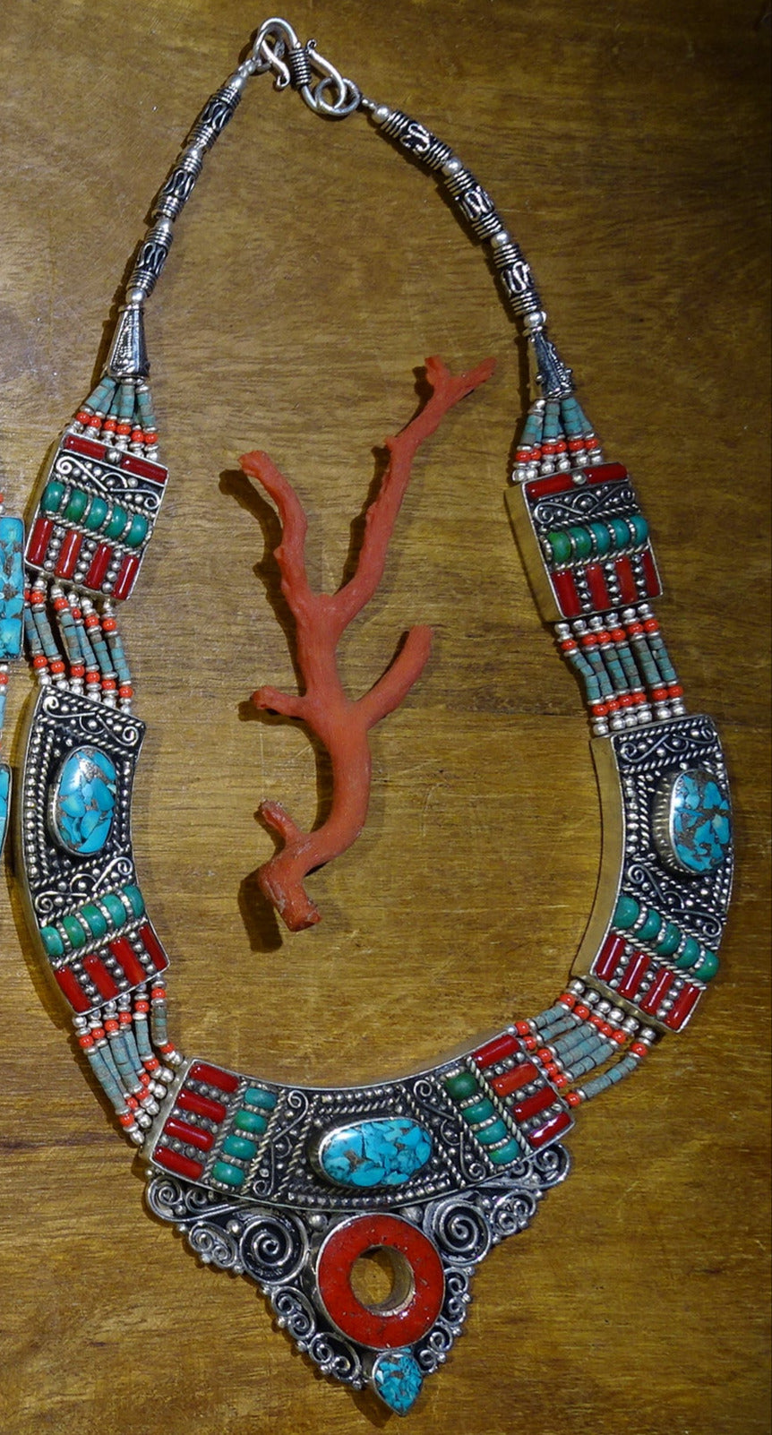 Superbe collier/ parure en perle et cabochon de turquoise et de corail. 45 centimètres de longueur. Fait sur Argent au Népal (Katmandou) ! Véritable œuvre d'art, un joyau !