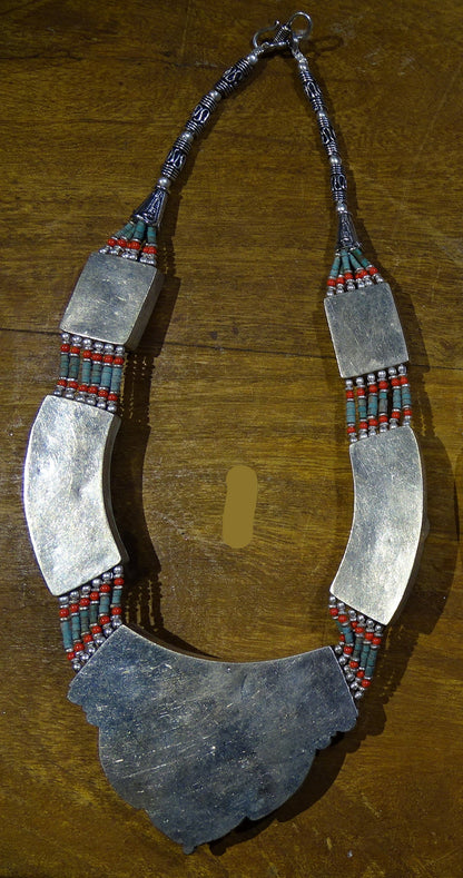 Superbe collier/ parure en perle et cabochon de turquoise et de corail. 45 centimètres de longueur. Fait sur Argent au Népal (Katmandou) ! Véritable œuvre d'art, un joyau !