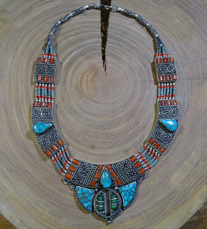 Superbe collier/ parure en perle et cabochon de turquoise et de corail. 45 centimètres de longueur. Fait sur Argent au Népal (Katmandou) ! Véritable œuvre d'art, un joyau !