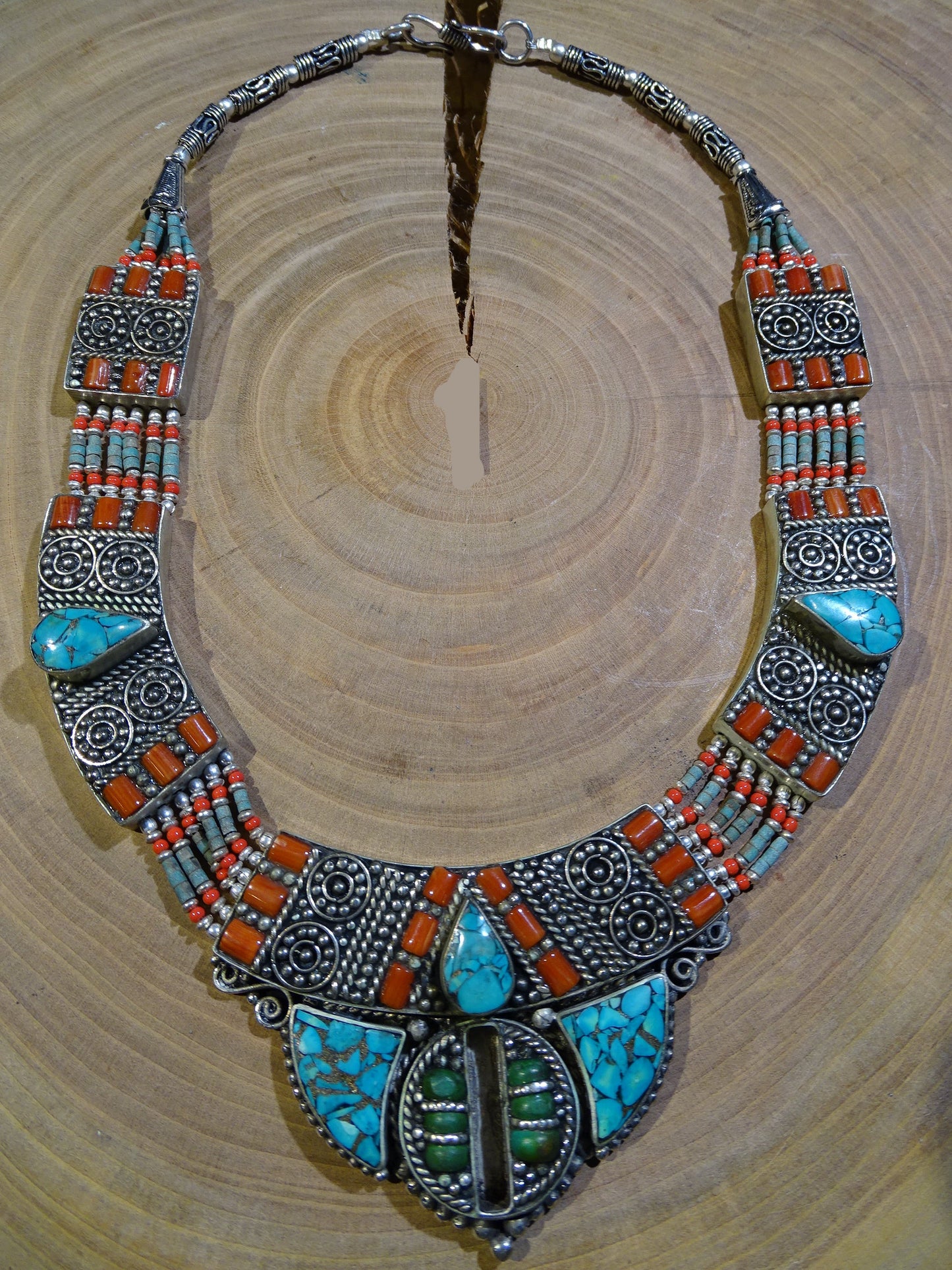 Superbe collier/ parure en perle et cabochon de turquoise et de corail. 45 centimètres de longueur. Fait sur Argent au Népal (Katmandou) ! Véritable œuvre d'art, un joyau !