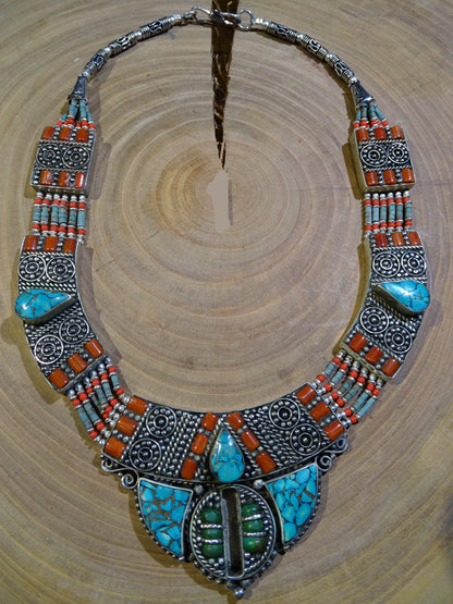 Superbe collier/ parure en perle et cabochon de turquoise et de corail. 45 centimètres de longueur. Fait sur Argent au Népal (Katmandou) ! Véritable œuvre d'art, un joyau !