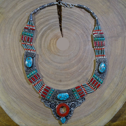 Superbe collier/ parure en perle et cabochon de turquoise et de corail. 45 centimètres de longueur. Fait sur Argent au Népal (Katmandou) ! Véritable œuvre d'art, un joyau !