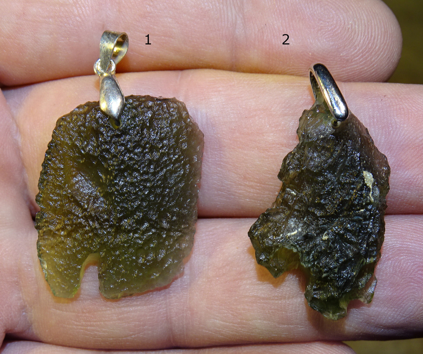 MOLDAVITE - Pendentifs au choix, en Argent de 4,7 et 4,9 gr. - Ø 25x 25x0,7 millimètres. Magnifiques pièces !