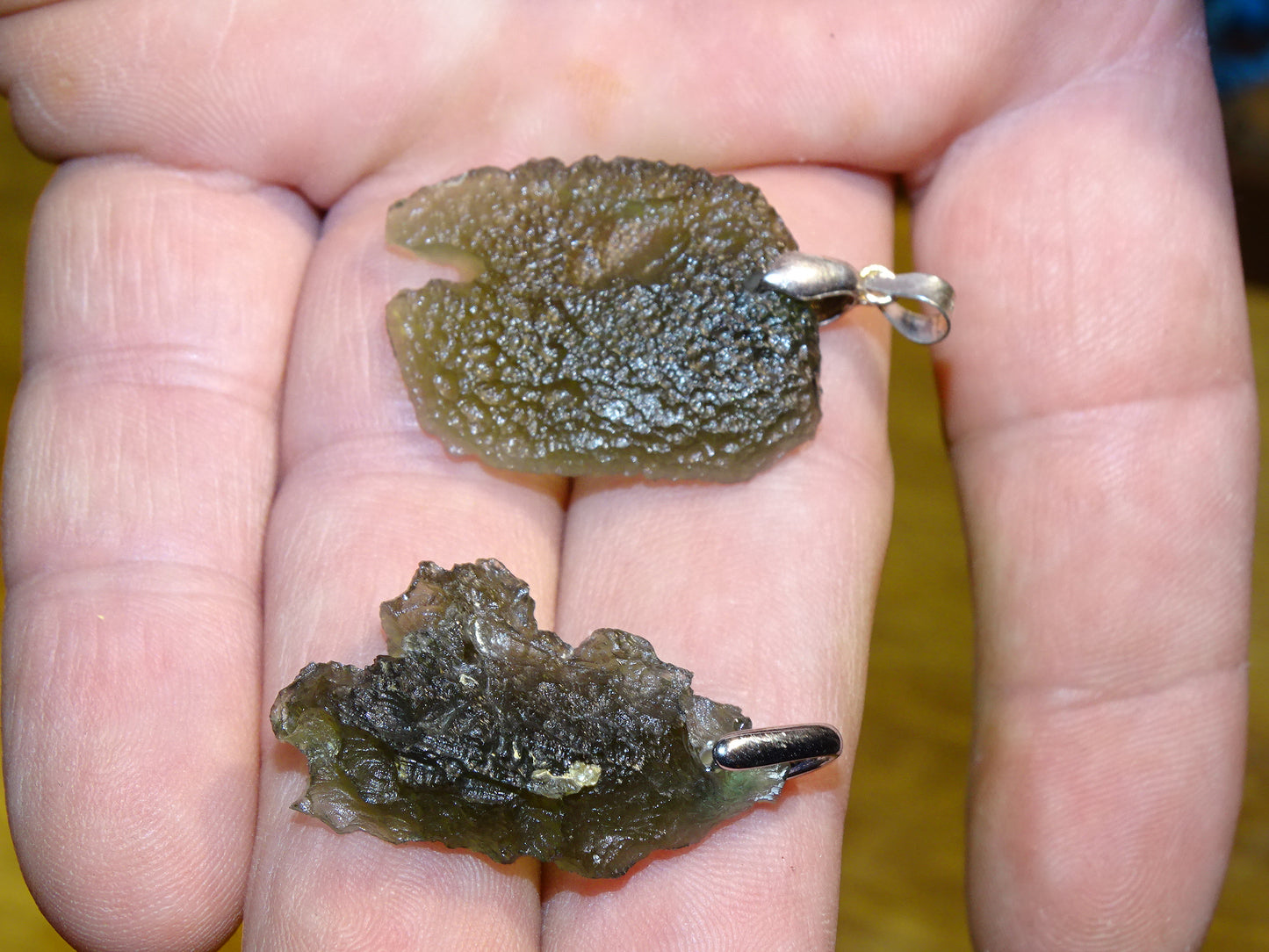 MOLDAVITE - Pendentifs au choix, en Argent de 4,7 et 4,9 gr. - Ø 25x 25x0,7 millimètres. Magnifiques pièces !