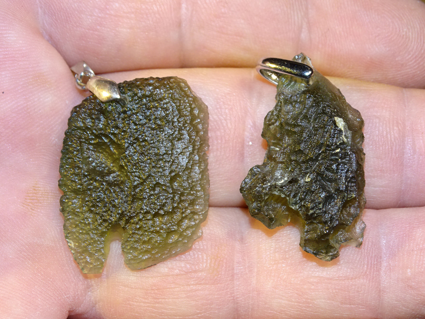 MOLDAVITE - Pendentifs au choix, en Argent de 4,7 et 4,9 gr. - Ø 25x 25x0,7 millimètres. Magnifiques pièces !