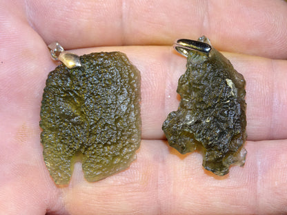 MOLDAVITE - Pendentifs au choix, en Argent de 4,7 et 4,9 gr. - Ø 25x 25x0,7 millimètres. Magnifiques pièces !