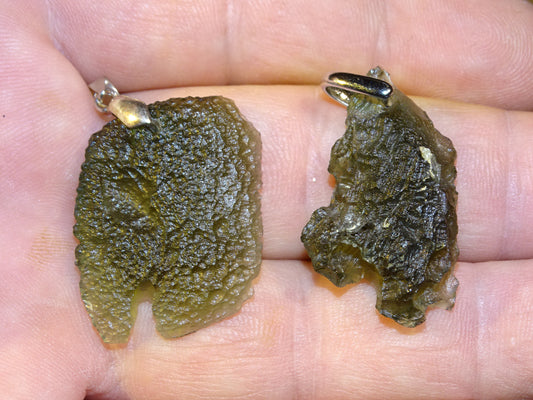 MOLDAVITE - Pendentifs au choix, en Argent de 4,7 et 4,9 gr. - Ø 25x 25x0,7 millimètres. Magnifiques pièces !