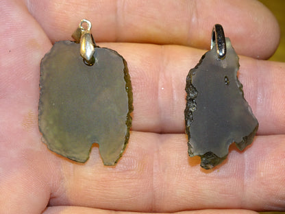 MOLDAVITE - Pendentifs au choix, en Argent de 4,7 et 4,9 gr. - Ø 25x 25x0,7 millimètres. Magnifiques pièces !
