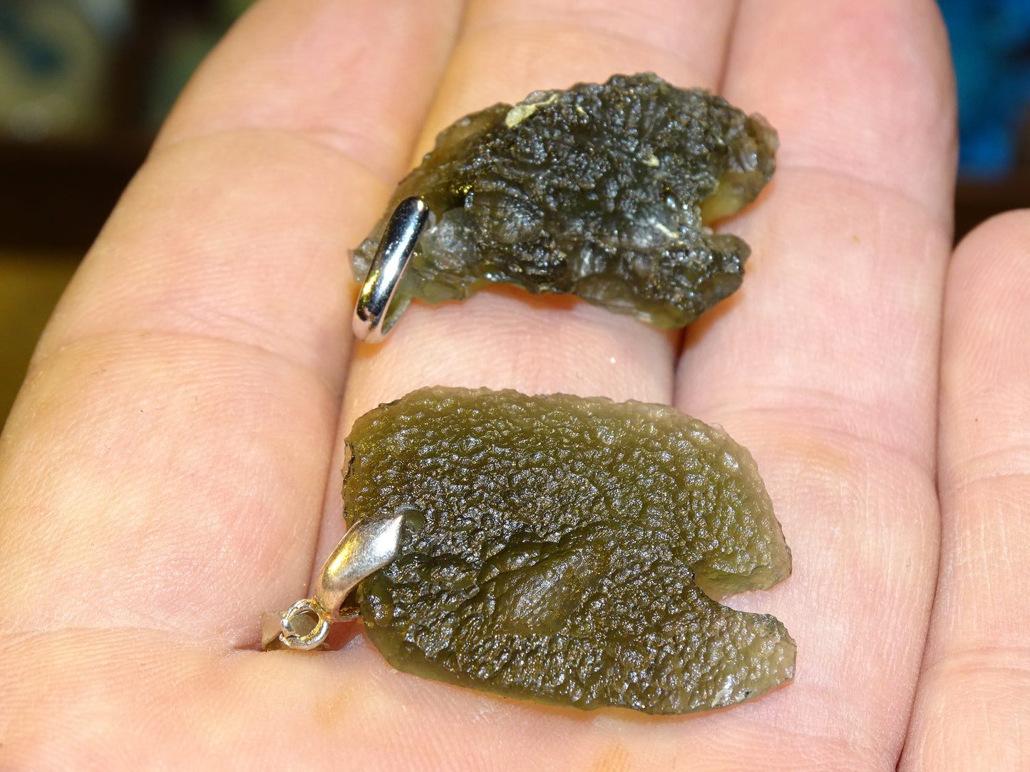 MOLDAVITE - Pendentifs au choix, en Argent de 4,7 et 4,9 gr. - Ø 25x 25x0,7 millimètres. Magnifiques pièces !
