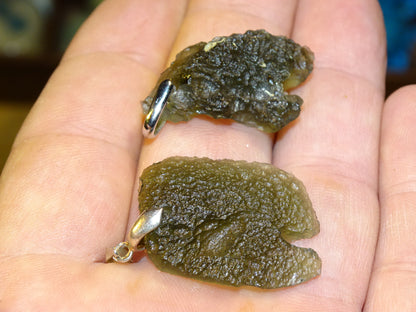 MOLDAVITE - Pendentifs au choix, en Argent de 4,7 et 4,9 gr. - Ø 25x 25x0,7 millimètres. Magnifiques pièces !