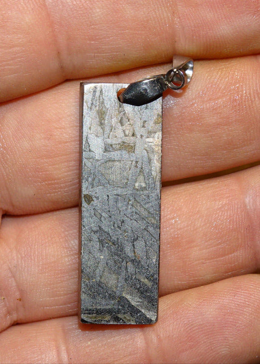 Météorites 'Muonionalusta' (Suède), pendentif avec attache en Argent. Ø 35x14x5mm - 9,6 grammes. Superbe pièce, magnifique !