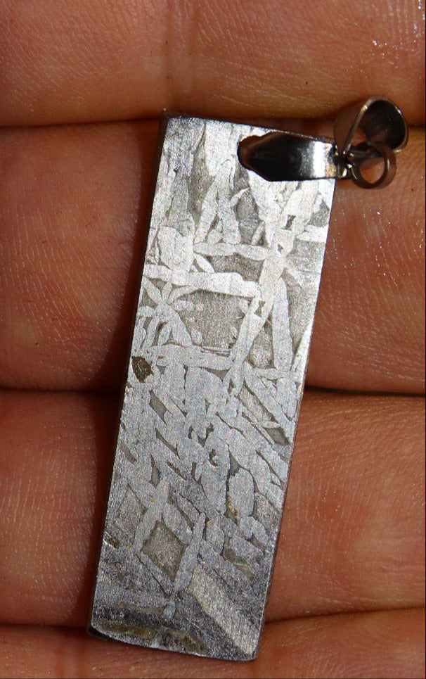 Météorites 'Muonionalusta' (Suède), pendentif avec attache en Argent. Ø 35x14x5mm - 9,6 grammes. Superbe pièce, magnifique !