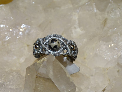 Bague 100% fait main, en fils textiles de coton haute résistance, avec perles de qualité AAA et tailles au choix de 52 à 58, + sur demande (sans changement de prix). Superbes finitions, un travail parfait !