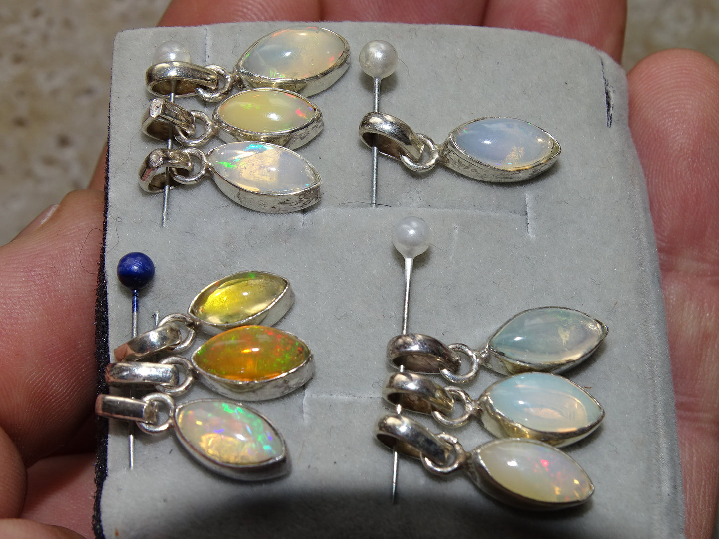 Opale Welo, l'authentique et mythique pierre ! Pendentif monté sur Argent 0.925, dimensions : 12 à 14 millimètres . Pendentif vendu seul ou avec chainette en Argent !