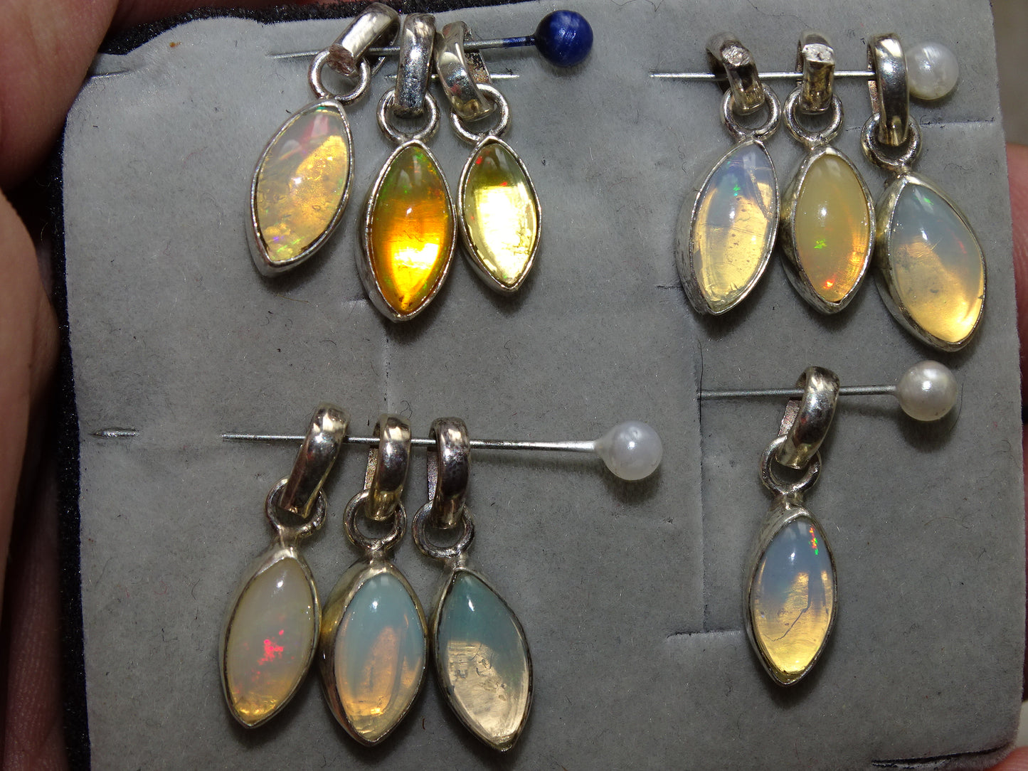 Opale Welo, l'authentique et mythique pierre ! Pendentif monté sur Argent 0.925, dimensions : 12 à 14 millimètres . Pendentif vendu seul ou avec chainette en Argent !