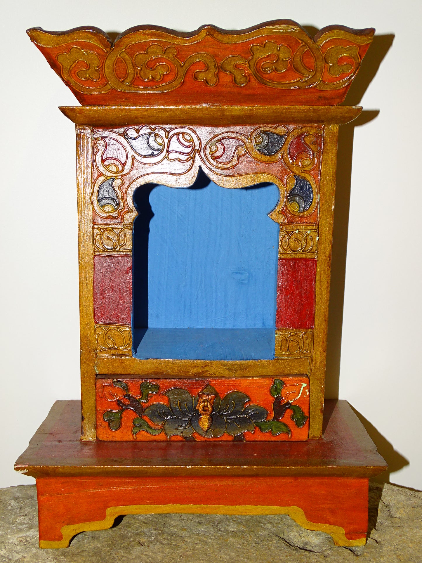 Sélection d'Autel en bois avec tiroir, peint à la main au Népal. 2 modèles au choix : 16.5x22x14 cm ou 36x22x9. Très belle qualité, motifs typiques !