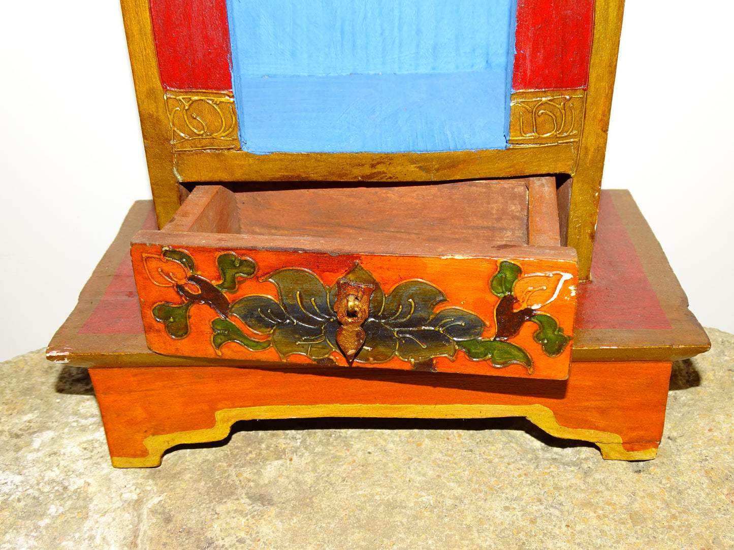 Sélection d'Autel en bois avec tiroir, peint à la main au Népal. 2 modèles au choix : 16.5x22x14 cm ou 36x22x9. Très belle qualité, motifs typiques !