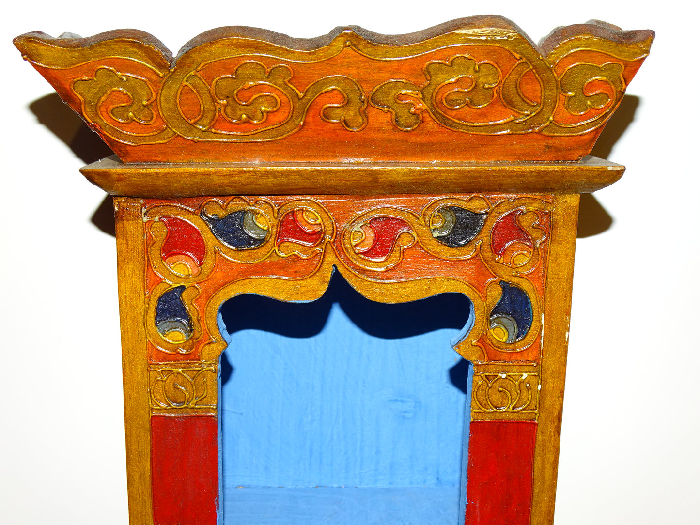 Sélection d'Autel en bois avec tiroir, peint à la main au Népal. 2 modèles au choix : 16.5x22x14 cm ou 36x22x9. Très belle qualité, motifs typiques !