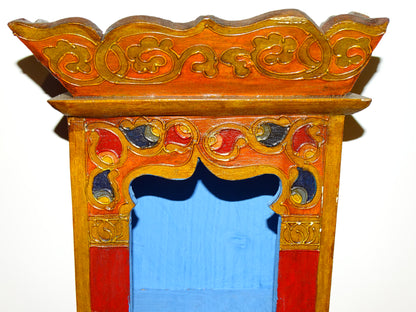 Sélection d'Autel en bois avec tiroir, peint à la main au Népal. 2 modèles au choix : 16.5x22x14 cm ou 36x22x9. Très belle qualité, motifs typiques !