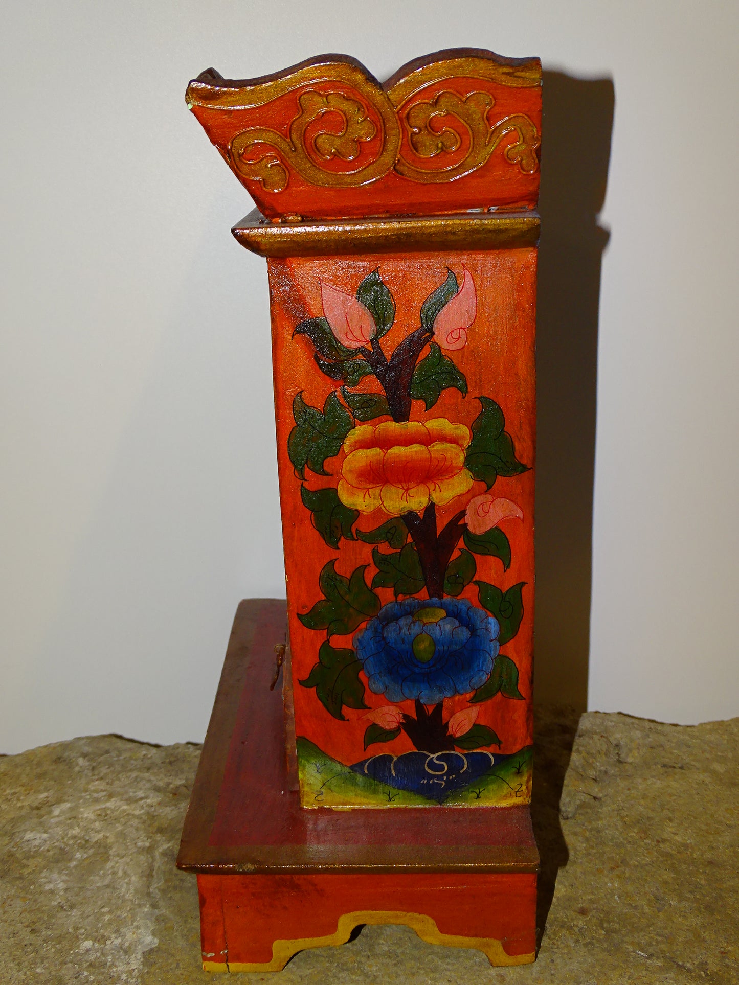 Sélection d'Autel en bois avec tiroir, peint à la main au Népal. 2 modèles au choix : 16.5x22x14 cm ou 36x22x9. Très belle qualité, motifs typiques !