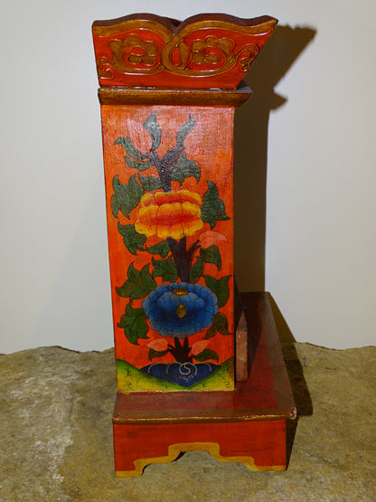Sélection d'Autel en bois avec tiroir, peint à la main au Népal. 2 modèles au choix : 16.5x22x14 cm ou 36x22x9. Très belle qualité, motifs typiques !