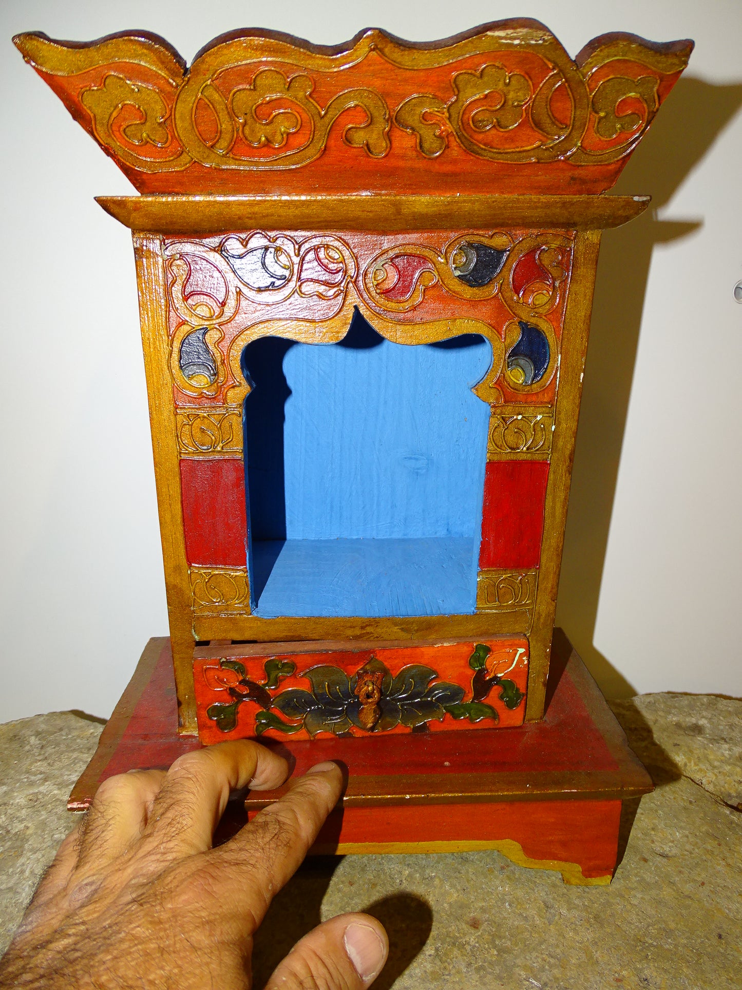 Sélection d'Autel en bois avec tiroir, peint à la main au Népal. 2 modèles au choix : 16.5x22x14 cm ou 36x22x9. Très belle qualité, motifs typiques !