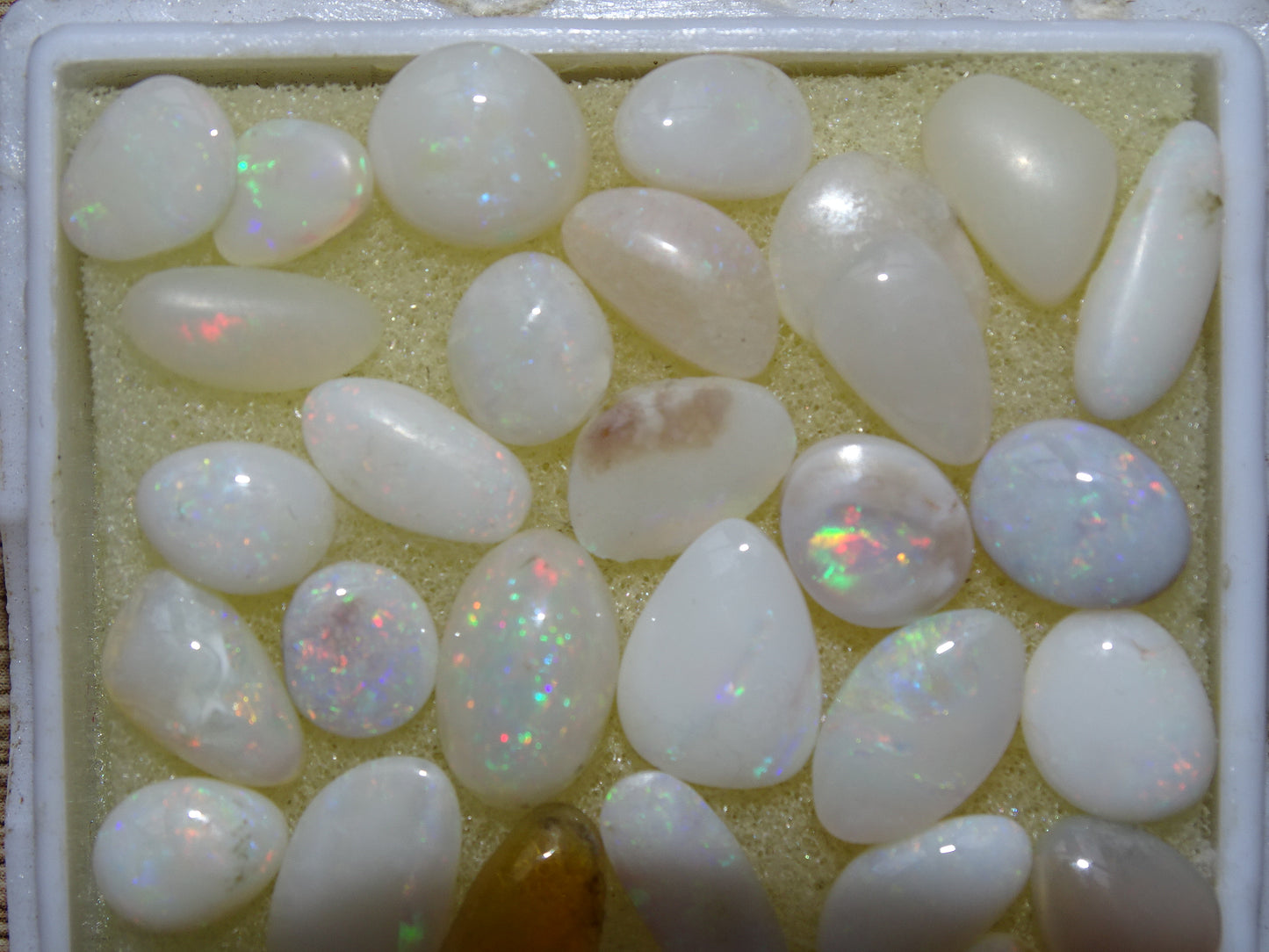 Opale Welo d’Éthiopie, les plus belles des opales. Incroyable reflets multicolore, superbes pièces, parfait pour vos créations, collections, exposition...!