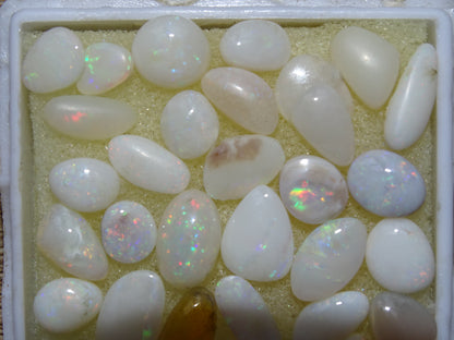 Opale Welo d’Éthiopie, les plus belles des opales. Incroyable reflets multicolore, superbes pièces, parfait pour vos créations, collections, exposition...!