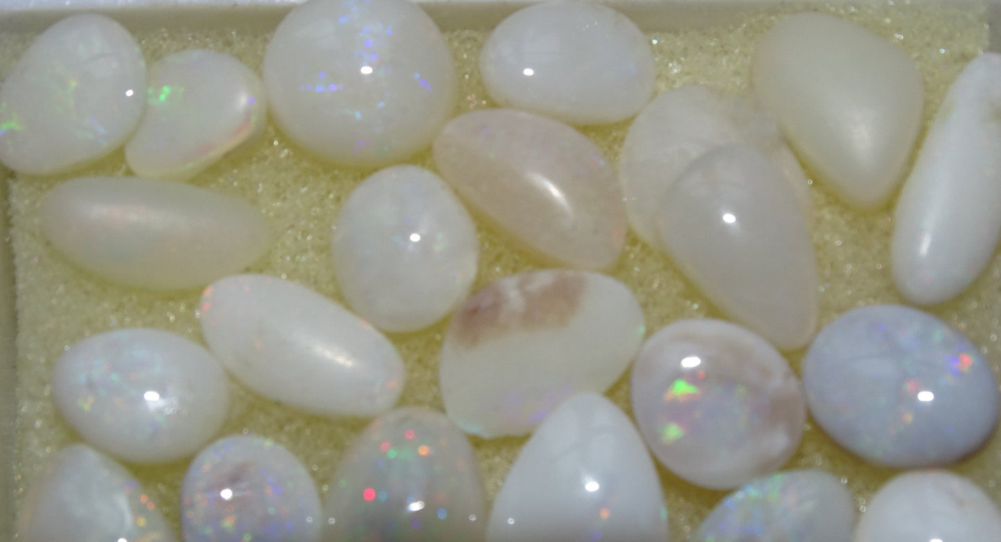 Opale Welo d’Éthiopie, les plus belles des opales. Incroyable reflets multicolore, superbes pièces, parfait pour vos créations, collections, exposition...!