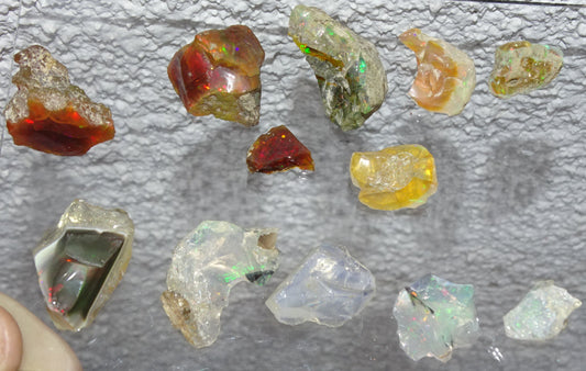 Opale Welo d’Éthiopie - Sélection de spécimens bruts de 1 à 7,5 grammes, de 10x10x0,5mm à 35x25x20. Très belle pièce, parfait en collection ,bijouterie, exposition...