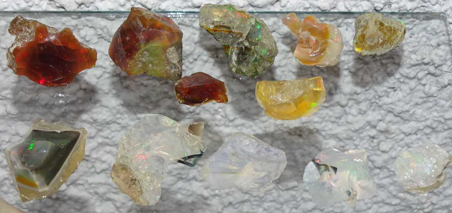 Opale Welo d’Éthiopie - Sélection de spécimens bruts de 1 à 7,5 grammes, de 10x10x0,5mm à 35x25x20. Très belle pièce, parfait en collection ,bijouterie, exposition...