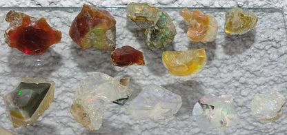 Opale Welo d’Éthiopie - Sélection de spécimens bruts de 1 à 7,5 grammes, de 10x10x0,5mm à 35x25x20. Très belle pièce, parfait en collection ,bijouterie, exposition...